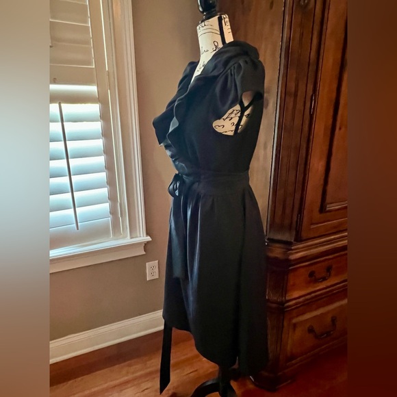 Elegant Black Wrap Dress 👗 - Picture 5 of 7